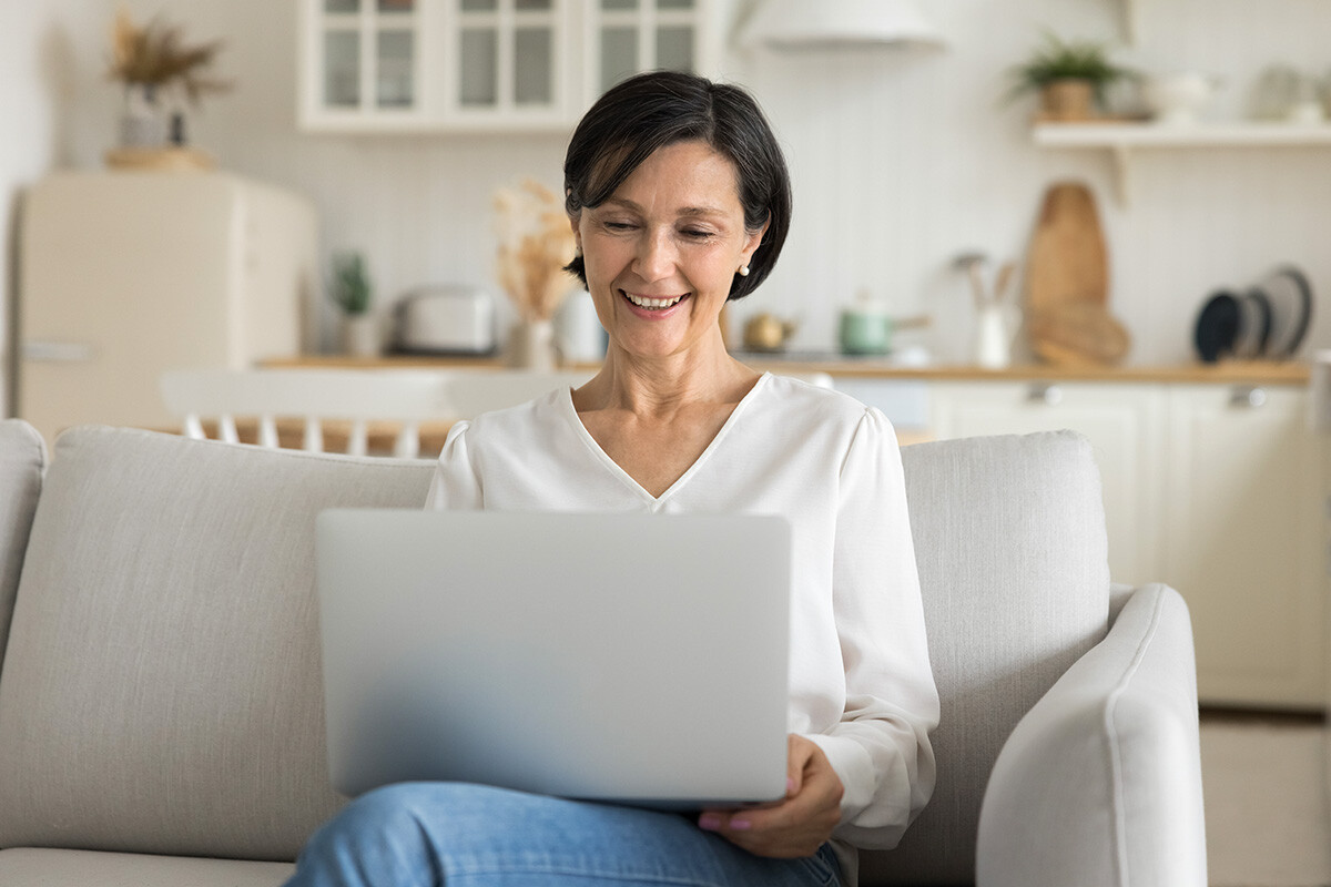 accountholder reading e-statement image